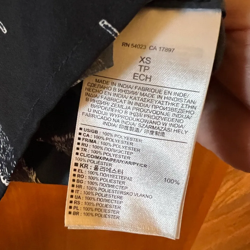 Banana Republic Navy Blue Feather Print V-Neck Polyester Top Shirt Size XS - Image 8