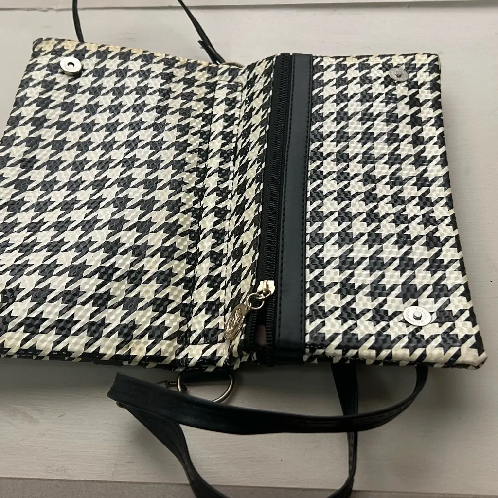 Bag Chic Houndstooth Crossbody Bag in Black and Cream By Jingpin
NEW! - Image 3