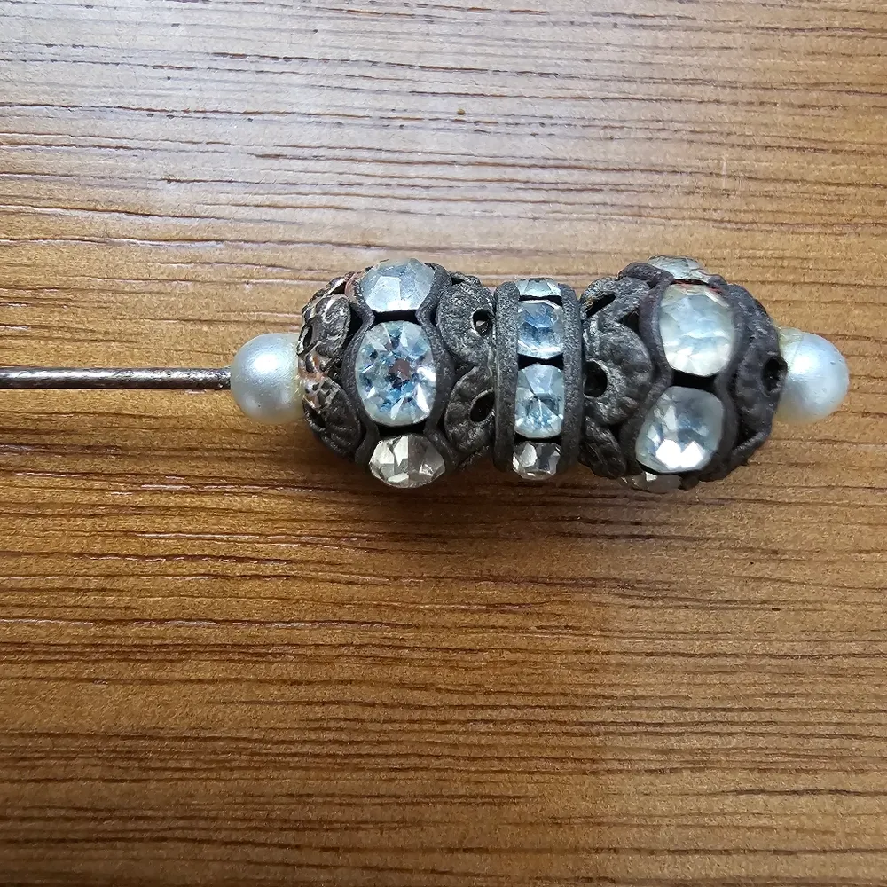 Stick Pin Vintage 1960s Crystal faux Pearl and Rhinestone Hat or Stick Pin Silver - Image 4