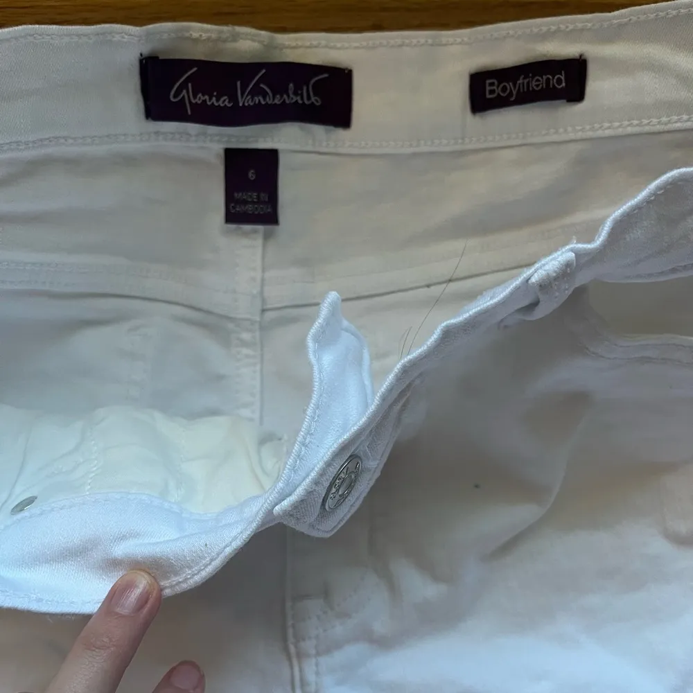 FREE SHIPPING Gloria Vanderbilt woman’s white jeans size 6 - Image 4