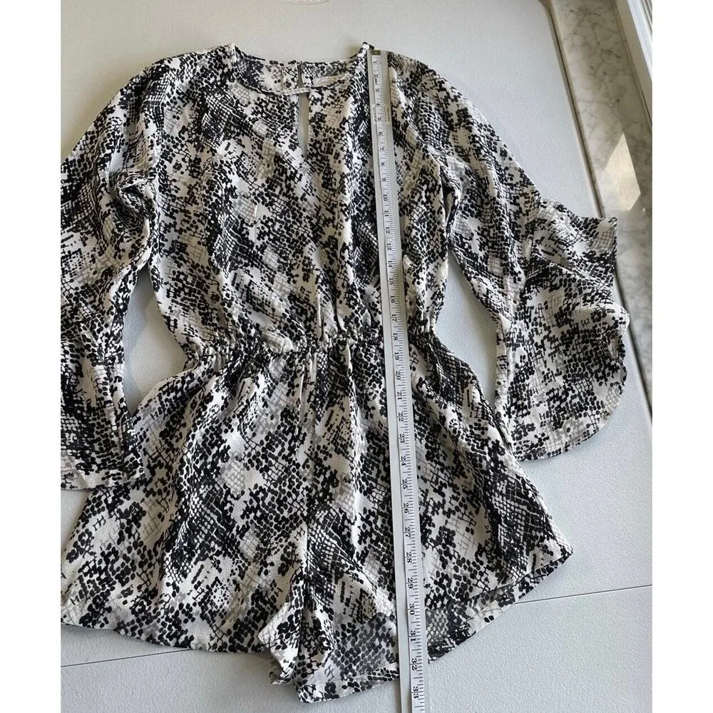 Mudpie Women's Romper Black white Snake Print Size S Bell Sleeves Elastic Waist - Image 9