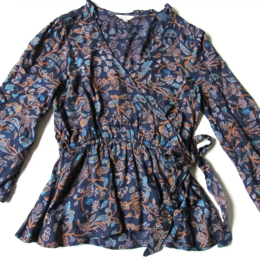 Lucky Brand women's navy blue floral faux wrap blouse size small - Image 2