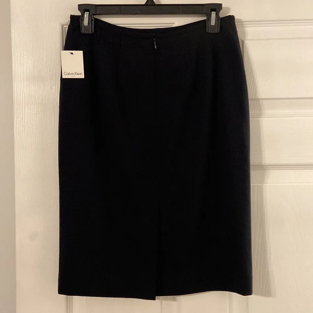 CALVIN KLEIN SKIRT SIZE 2 BRAND NEW COLOR BLCK BACK ZIPPER LENGTH 22” WAIST 28” - Image 3