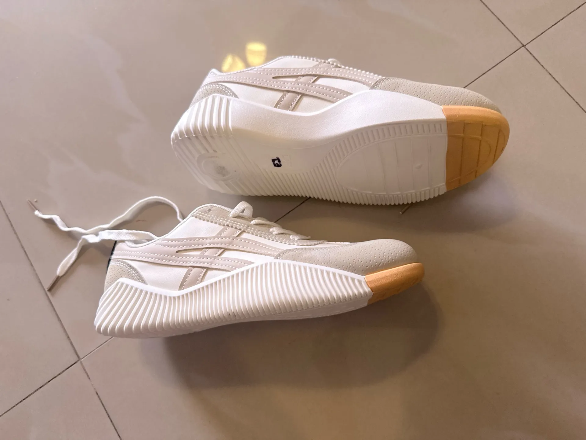 De Florance "DF Cloudea" women's orthopedic sneakers in a cream/beige and tan colorway. Gray Size 7 - Image 13