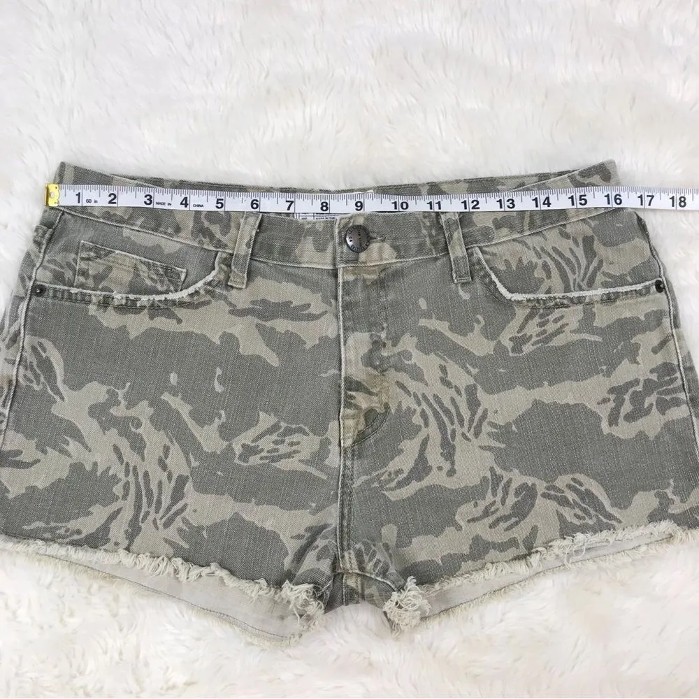 CURRENT/ELLIOTT The Boyfriend Short Cutoffs Broken Camo Print‎ Frayed Sz 28 - Image 11