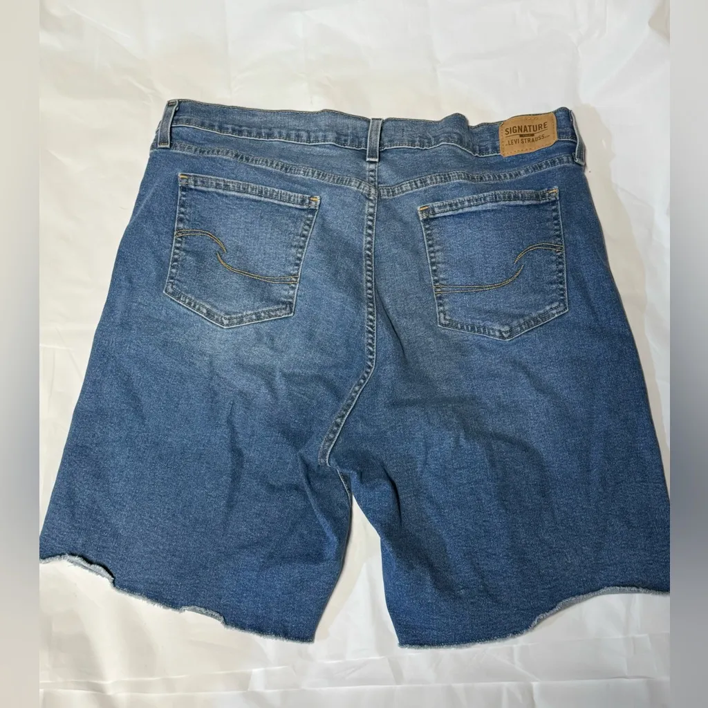 Signature by Levi Strauss womens Blue Jean Shorts high rise Bermuda size 18/34 - Image 3