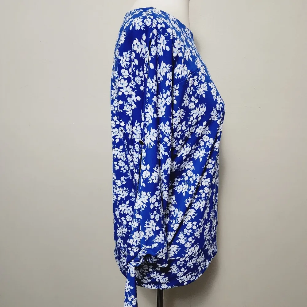 The Limited blue white floral cutout sleeve blouse size medium - Image 3