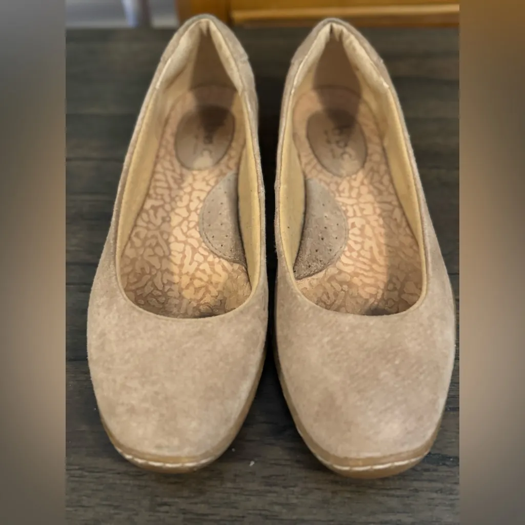 b.o.c. Women's Tan Flats Size 7 - Image 2