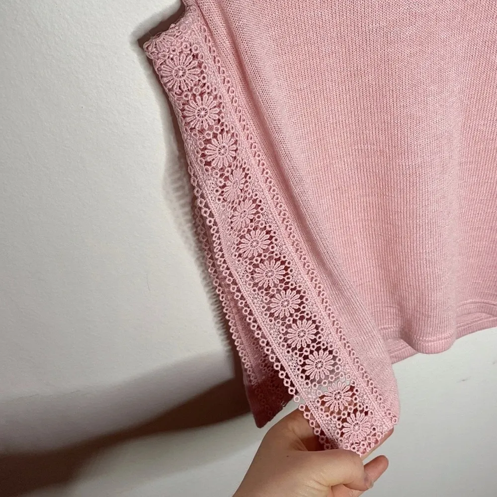 H&M Divided tank top with crochet floral lace side slit border size S - Image 4