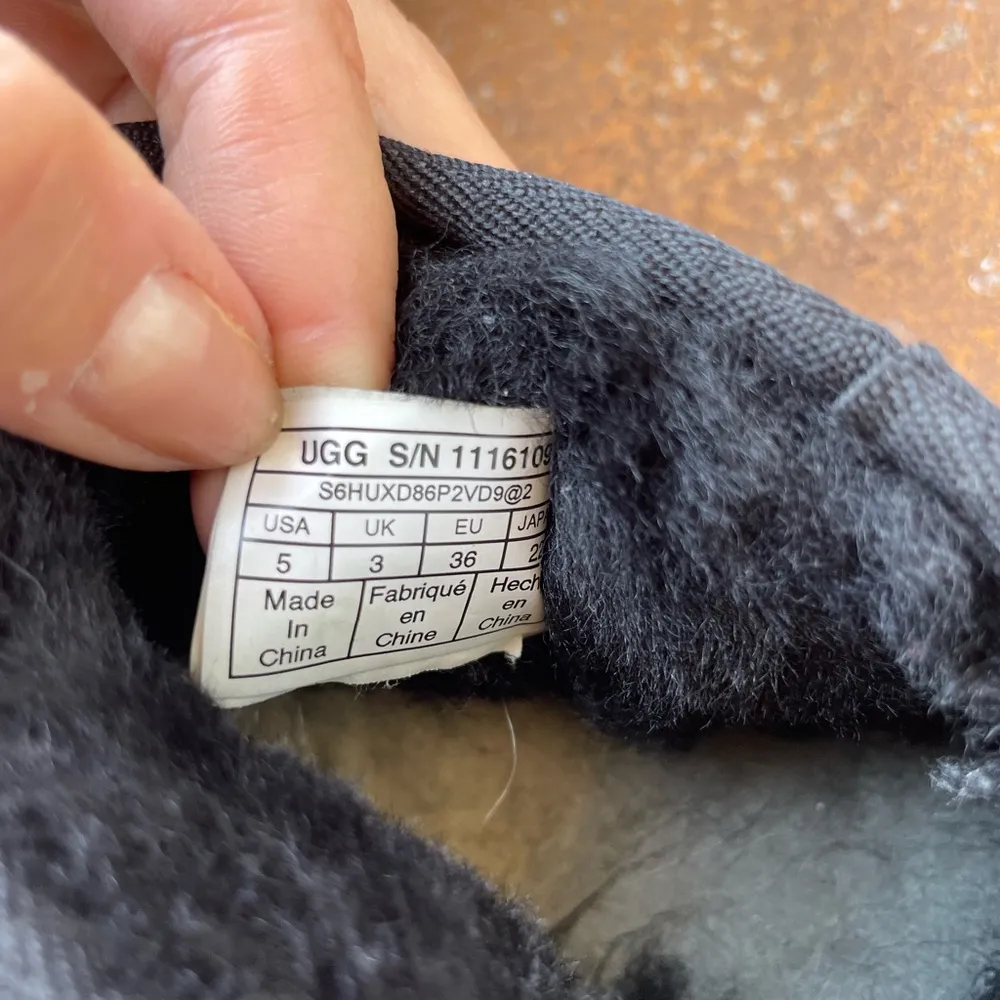 Ugg ultra mini black sz 5 women 
In great condition - Image 5