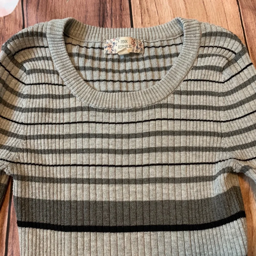 3/$22🌞 Pink Republic Bodycon Striped Sweater - Image 3