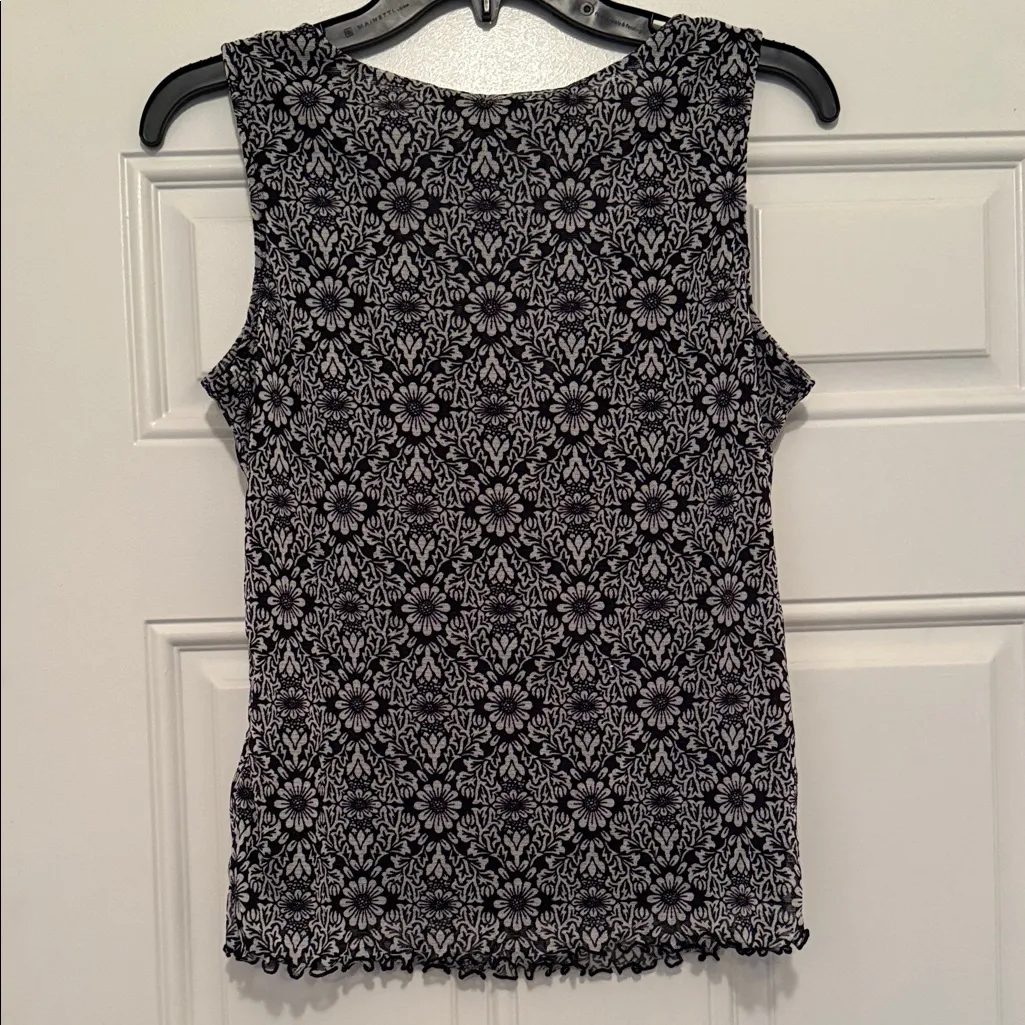 Jaclyn Smith Black and White Floral V-Neck Blouse - Image 4