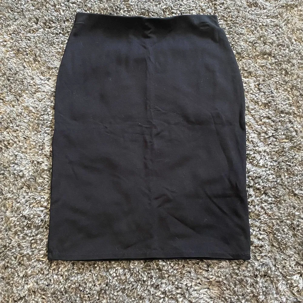 Black Minu Skirt​​​ Size L - Image 3