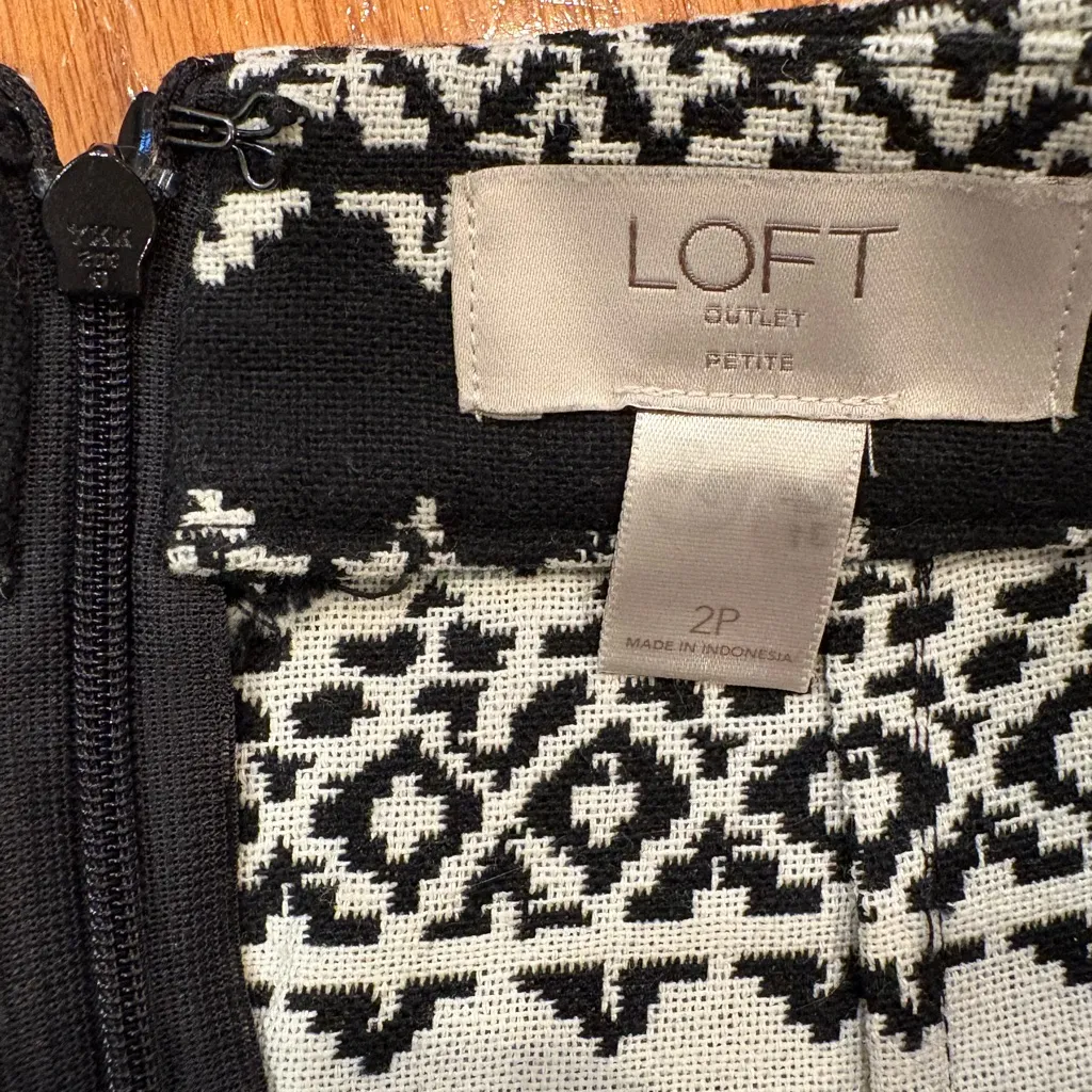 LOFT Outlet Black & White Textured Knit Mini Skirt – Size 2P - Image 2