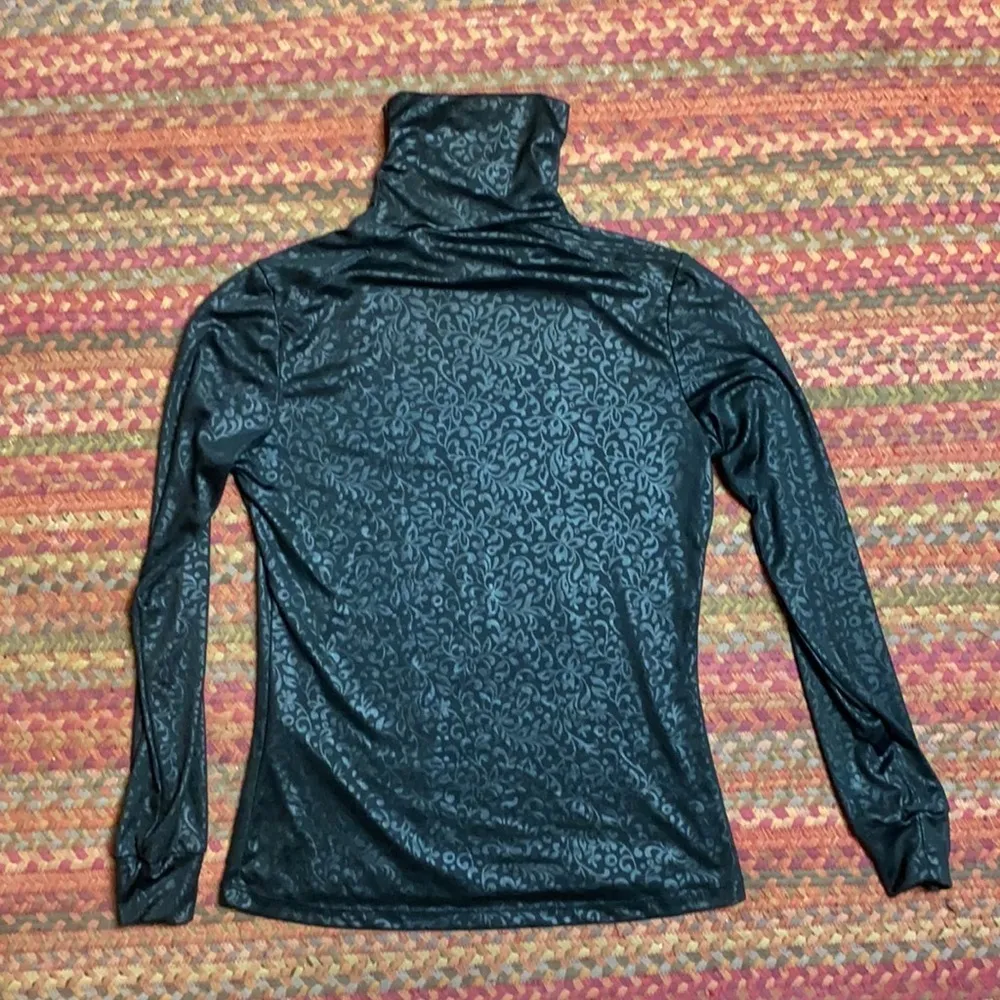 VINTAGE BLACK DAMASK MOCK NECK LONG SLEEVE - Image 4