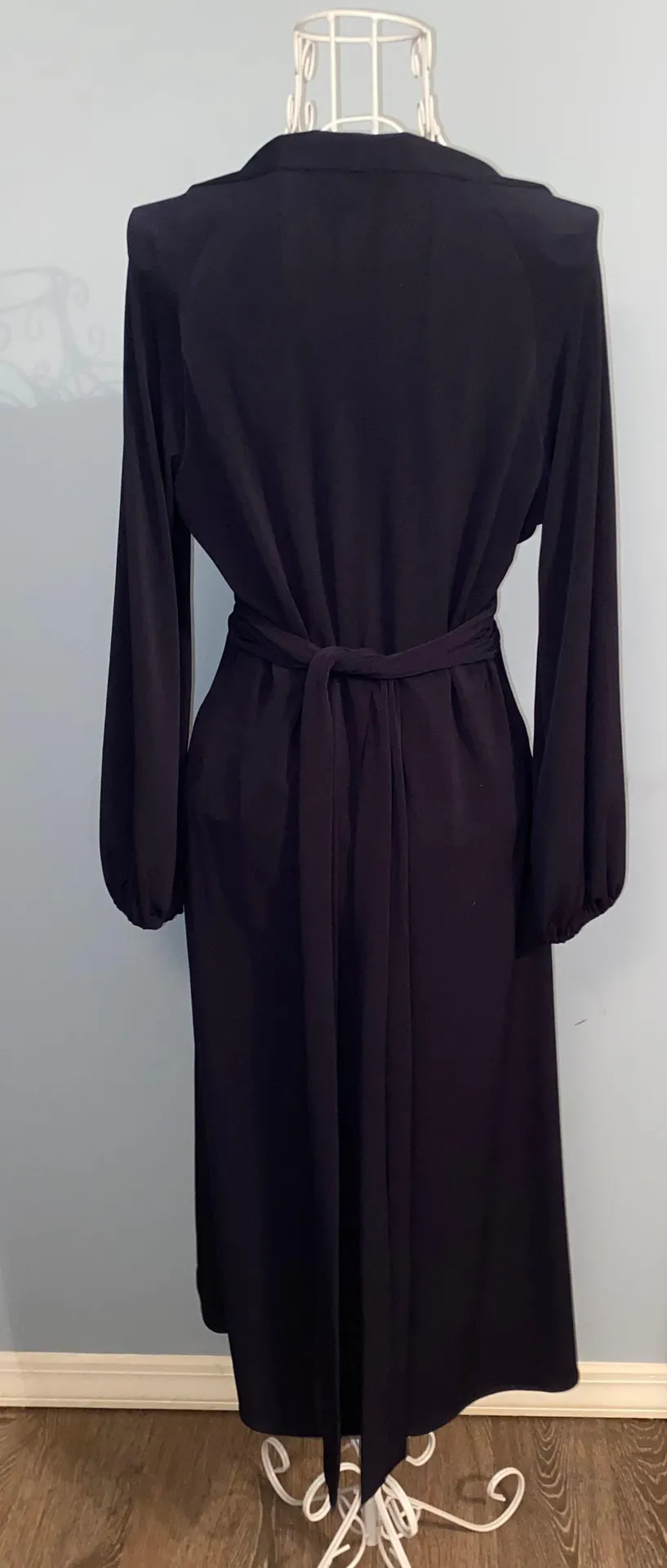 Flattering Long sleeved Navy Dress - Image 3
