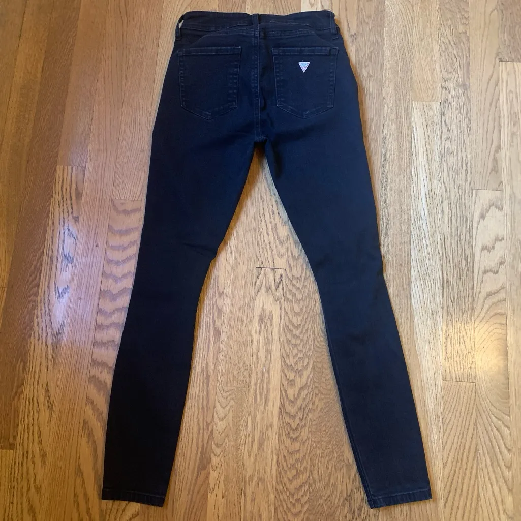 Guess Distressed knee Skinny Jeans size 27 - Image 6
