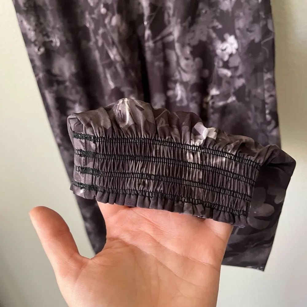 Athleta Grey Floral Savannah Jogger Pants Women’s Size 6T - Image 7