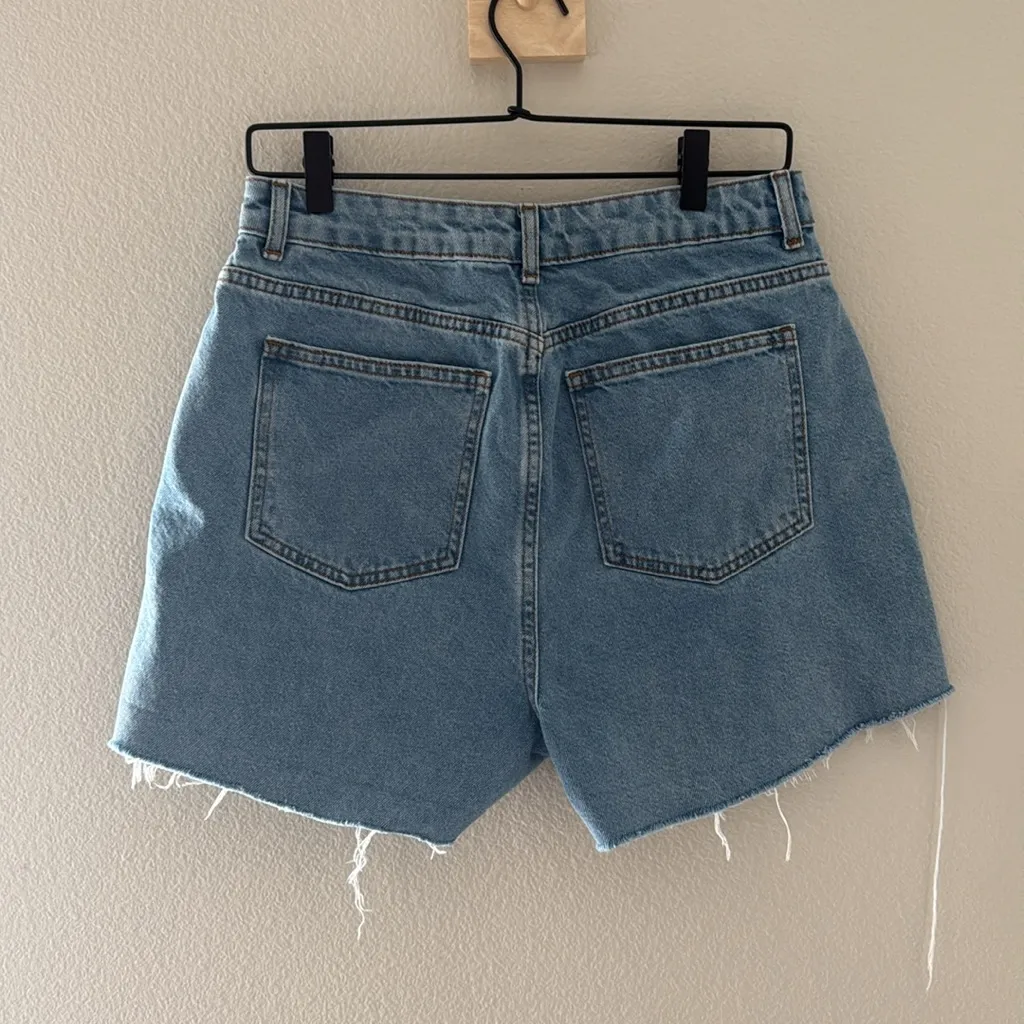 ASOS Design Light Wash Blue Frayed Hem Women's Jean Shorts Size 30 - Image 4