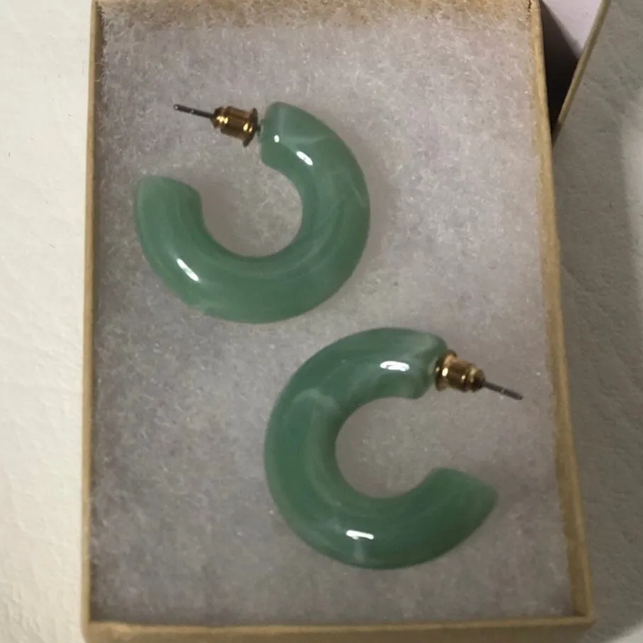 Ceramic faux jade earrings sophisticated style NIB Green - Image 4