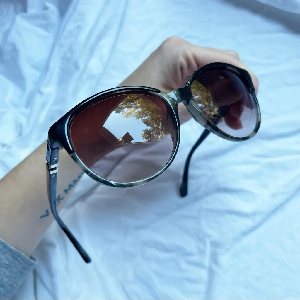 Carolina Herrera Tortoise Shell Sunglasses Sunnies Round Frame - Image 4