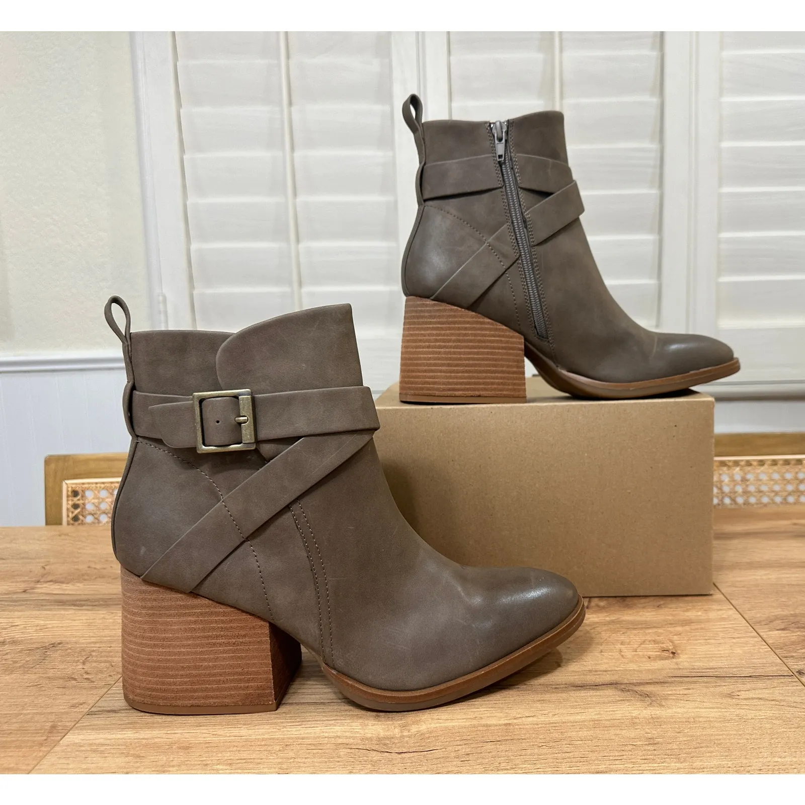 Korks Women's Shyla Block Heel Bootie Taupe Faux Leather 10 NWOB Buckle Strap - Image 3