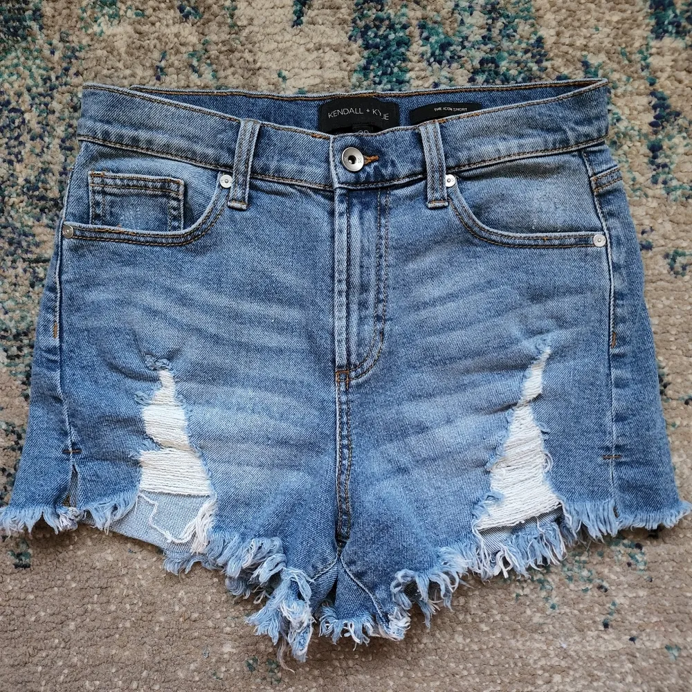 Kendall & Kylie Icon distressed denim shorts size 29 - Image 3