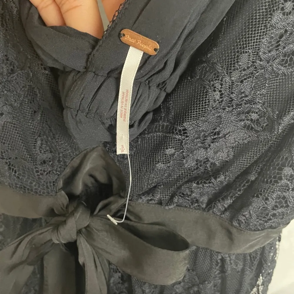 lace v-neck loose fit black blouse women’s Size Small - Image 12