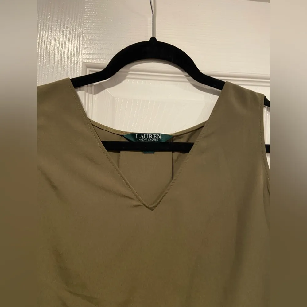 LRL Ralph Lauren Army Green Sleeveless V Neck Pleated Back Shell Blouse Size 6 P - Image 2