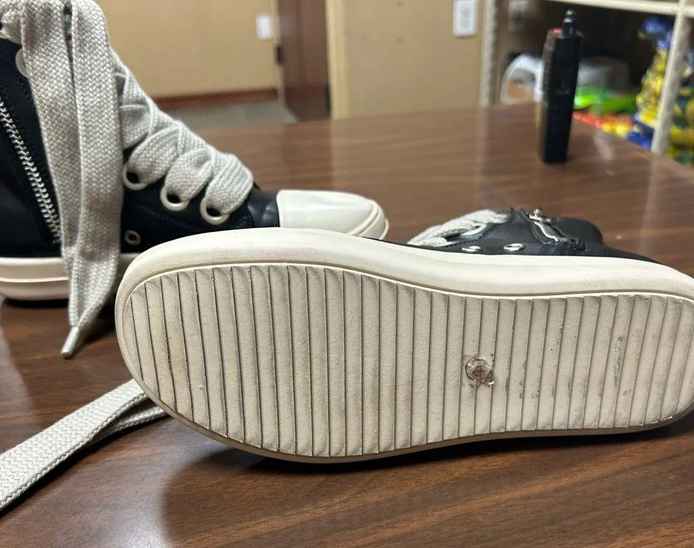 Sneakers Size 40 women’s hi Top sneakers, zipper side wore one time really cool Black - Image 4