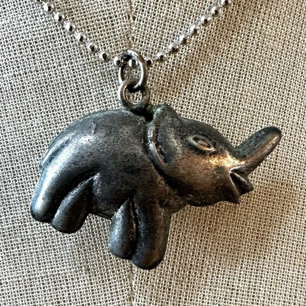 Silver tone puffy elephant pendant necklace - Image 2