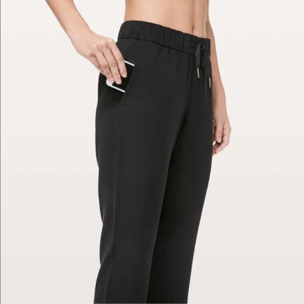Lululemon On The Fly Crop Woven 23" in Black Size 4 - Image 8