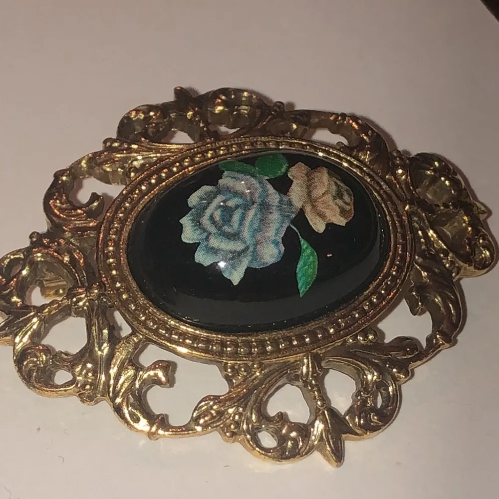 Vintage 1928 ? Brand Gold Tone Black Floral Center Oval Brooch Shoulder Pin - Image 3