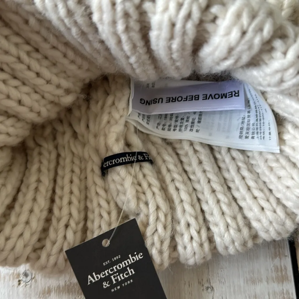 Abercrombie & Fitch Pom Pom Fur Beanie Hat Cream One Size NWT New - Image 4