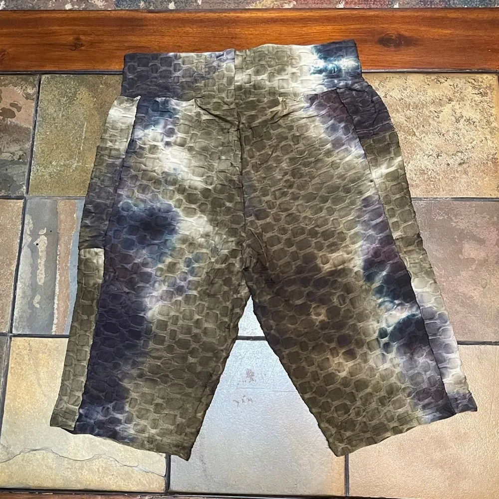 New Women’s active Green Tie dye biker shorts leggings size L/XL
side pocket - Image 3