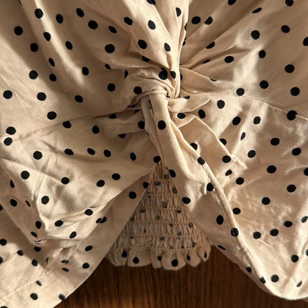 Milk & Honey Crop Top S/S Button Down Polka Dot Cream Black Size XL EUC #1041 - Image 4