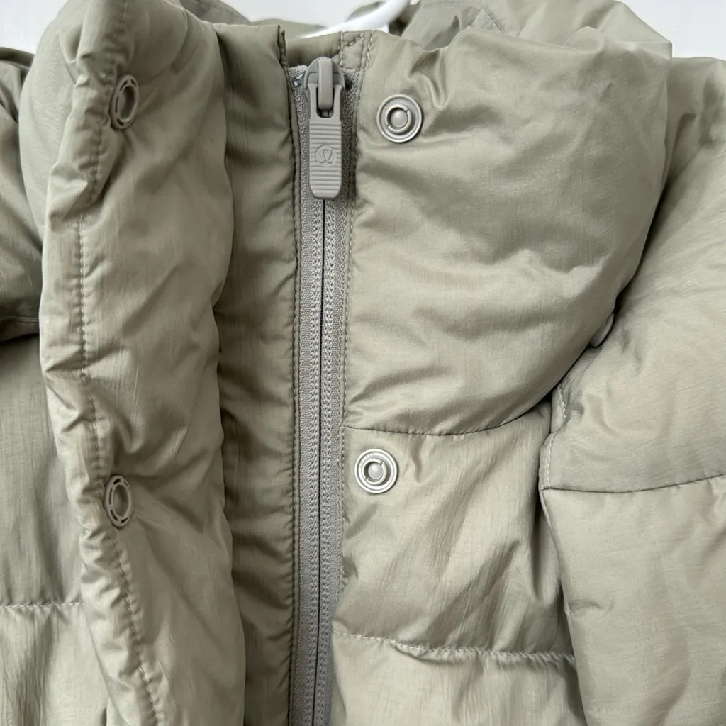 Lululemon Wunder Puff Super-Cropped Down Jacket in Heathered Raw Linen Size: 4 - Image 8