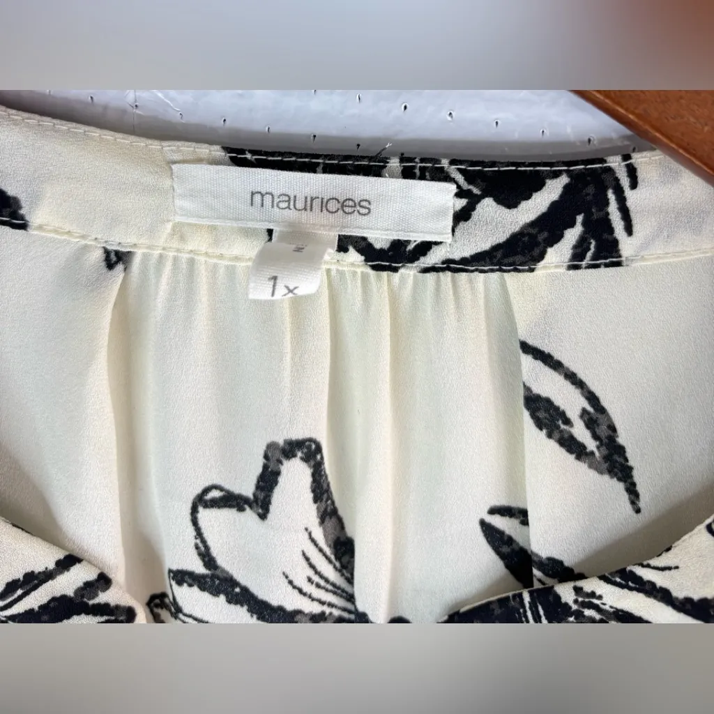 Maurices 1X Floral Sketch V-Neck Popover Top Blouse in Crème Black - Workwear - Image 9