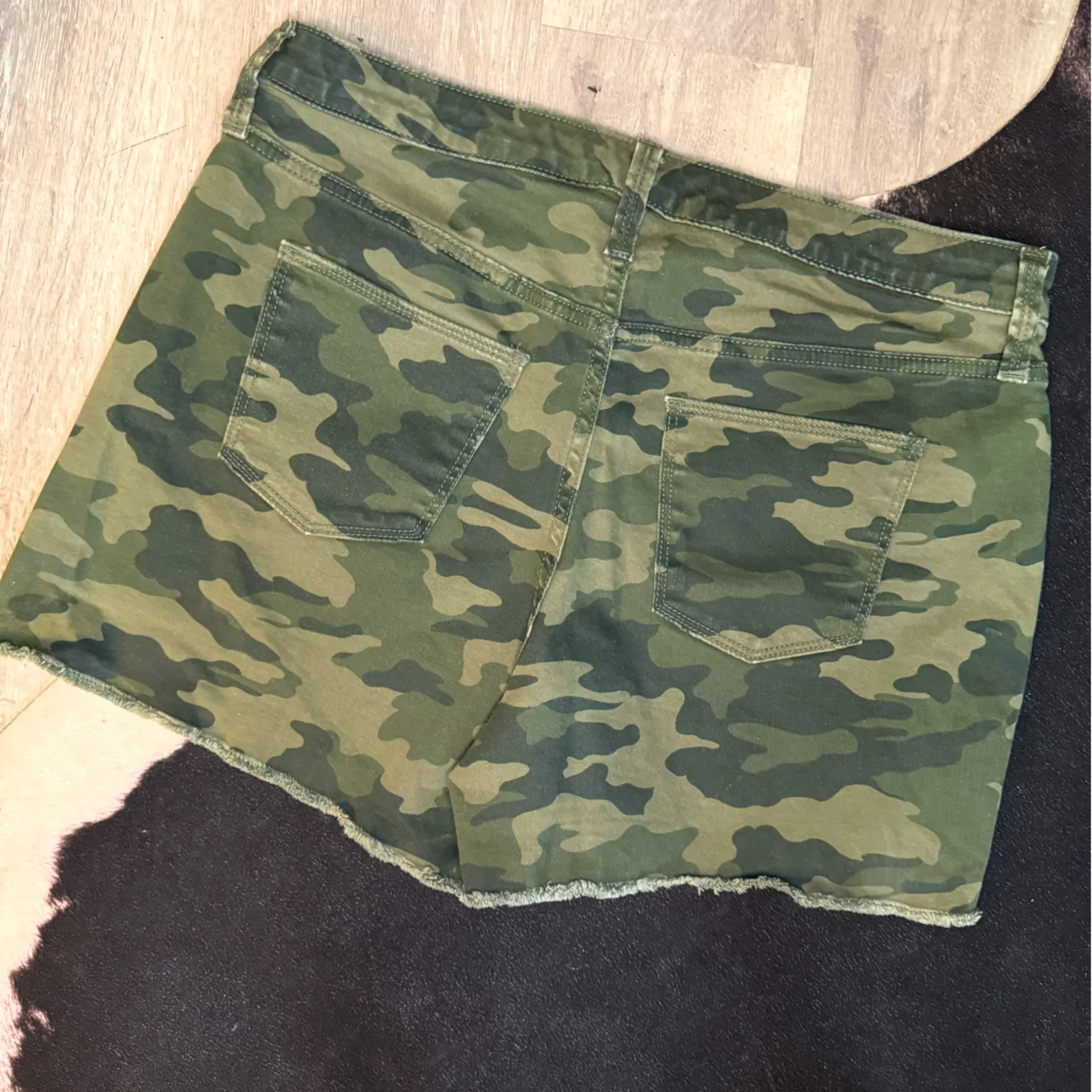 Universal Threads 🤎Universal Thread•Camo Cut Off Jean Shorts•Size:10🤎 - Image 3