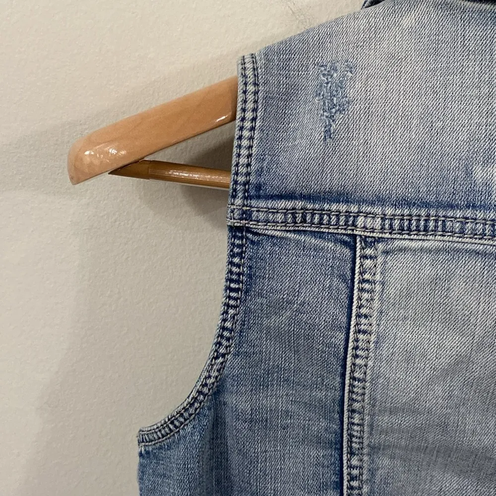 New Silver Jeans dip dye distressed light wash denim vest with fringe hem sz M - Image 10