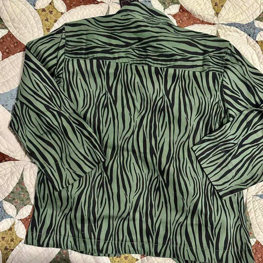 NWT Zuriel Green Zebra Print Button Up Jacket Size L Statement Shacket Size L - Image 4