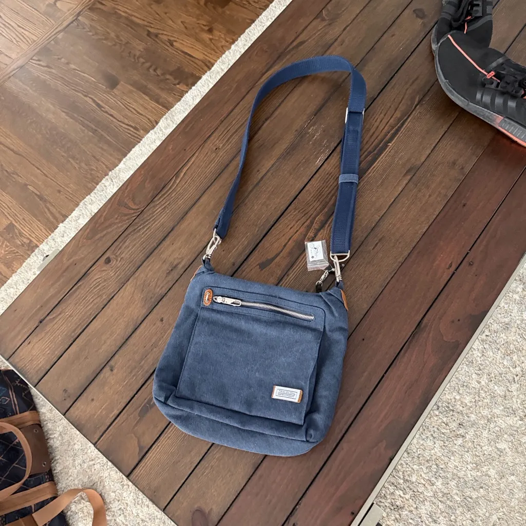 Travelon Heritage Anti-Theft RFID
Shoulder Crossbody Bag Pewter
Gray - Image 7