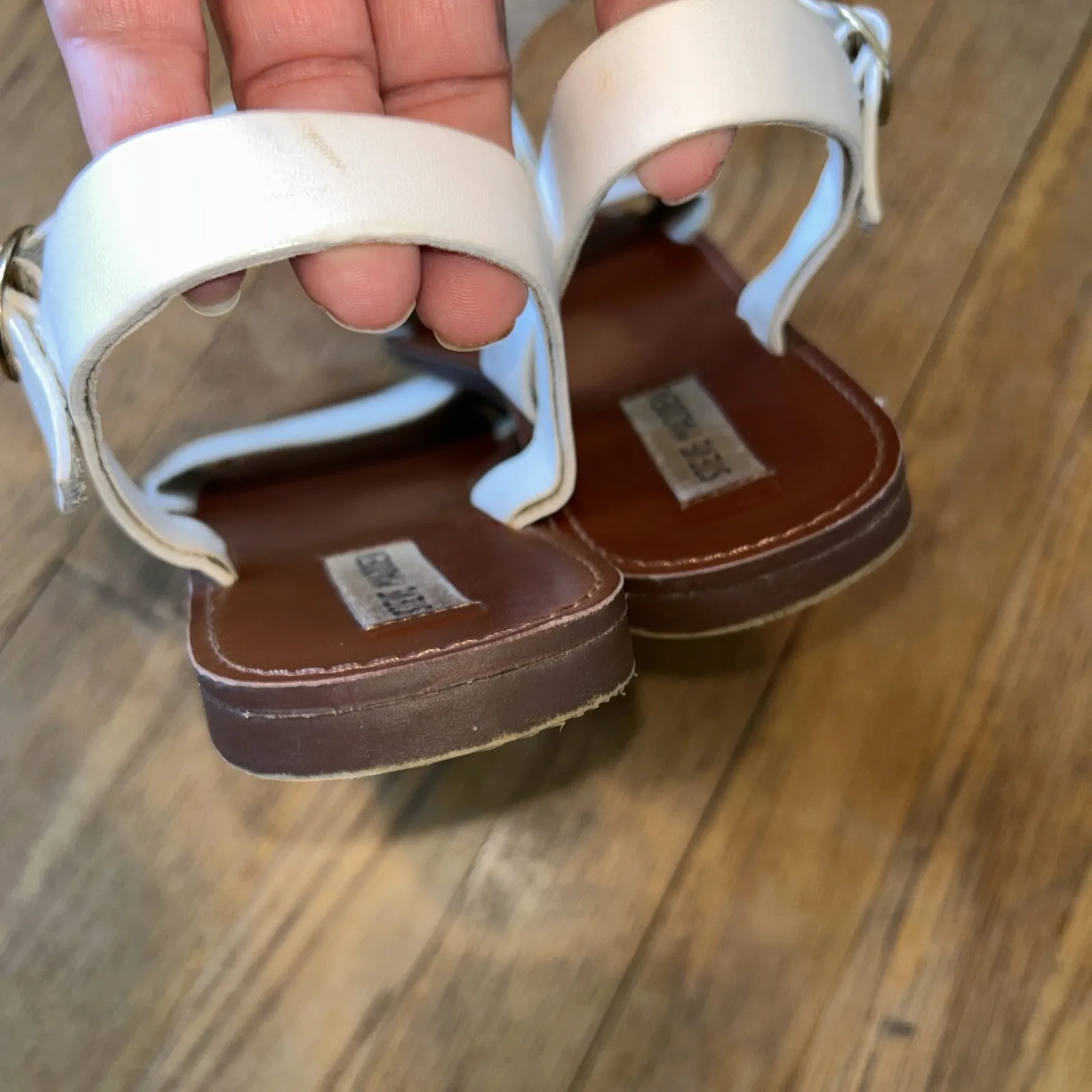 Women's Steve Madden DONDDI Sandals White Leather Sandals 10 Gold‎ Hardware - Image 3