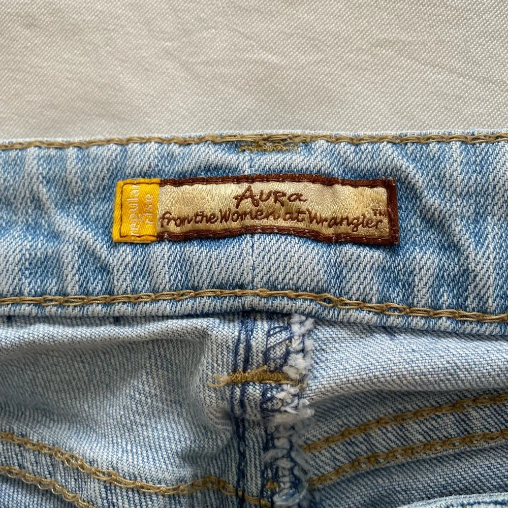 Aura by Wrangler Frayed Hem Blue jeans size 4 - Image 7