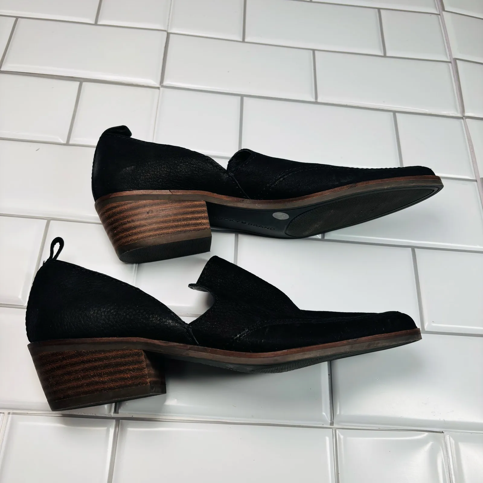 Women’s‎ Lucky Brand Black Leather Slip On Mahzan Flat size 7M - Image 7