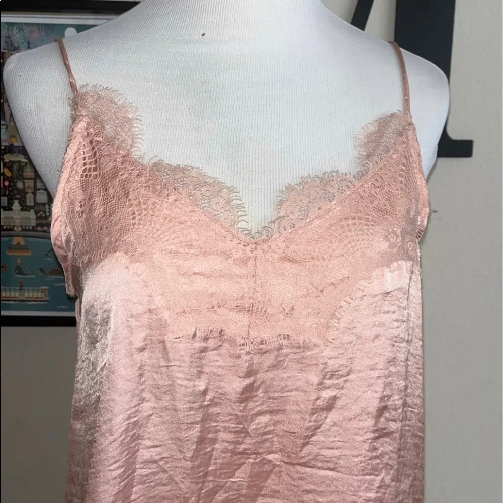 Paper Crane peach colored silky eyelash lace tank top, size Small - Image 2
