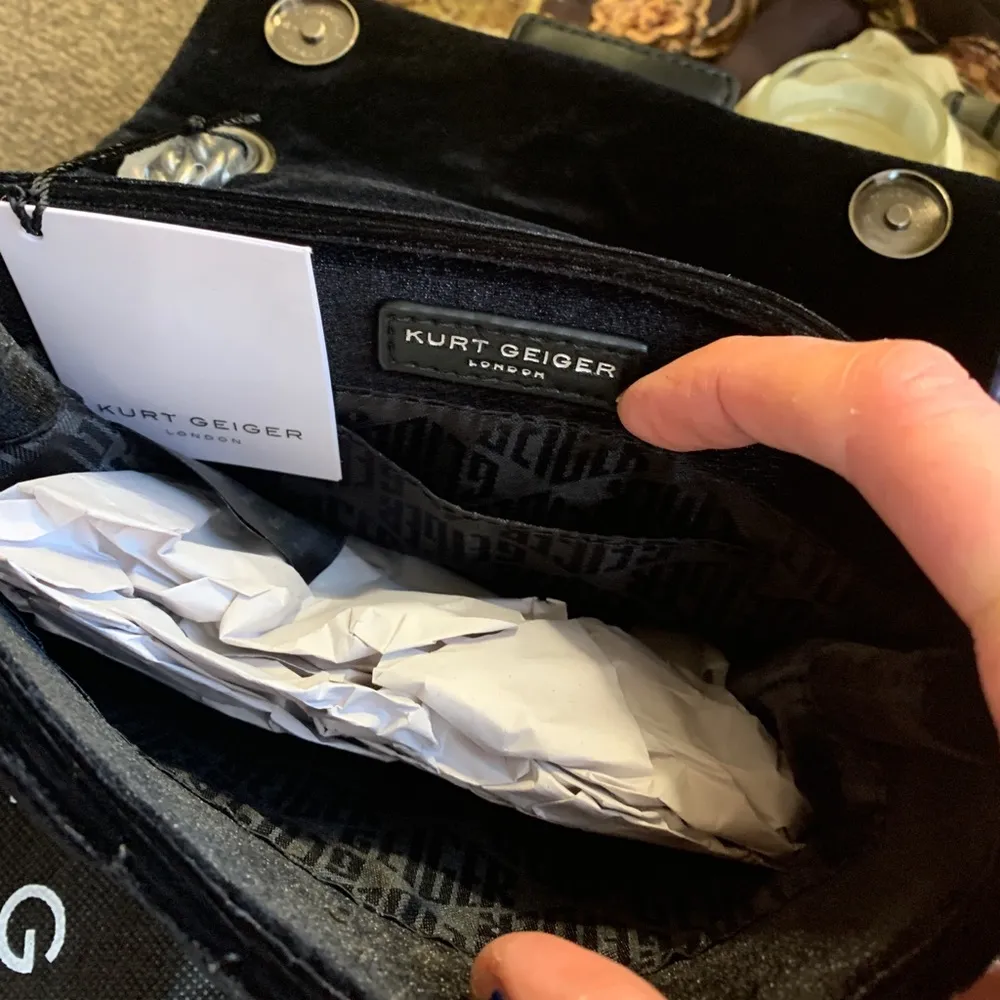 Authentic KURT GEIGER LONDON Velvet magnetic closure convertible Crosby/Shoulder - Image 3