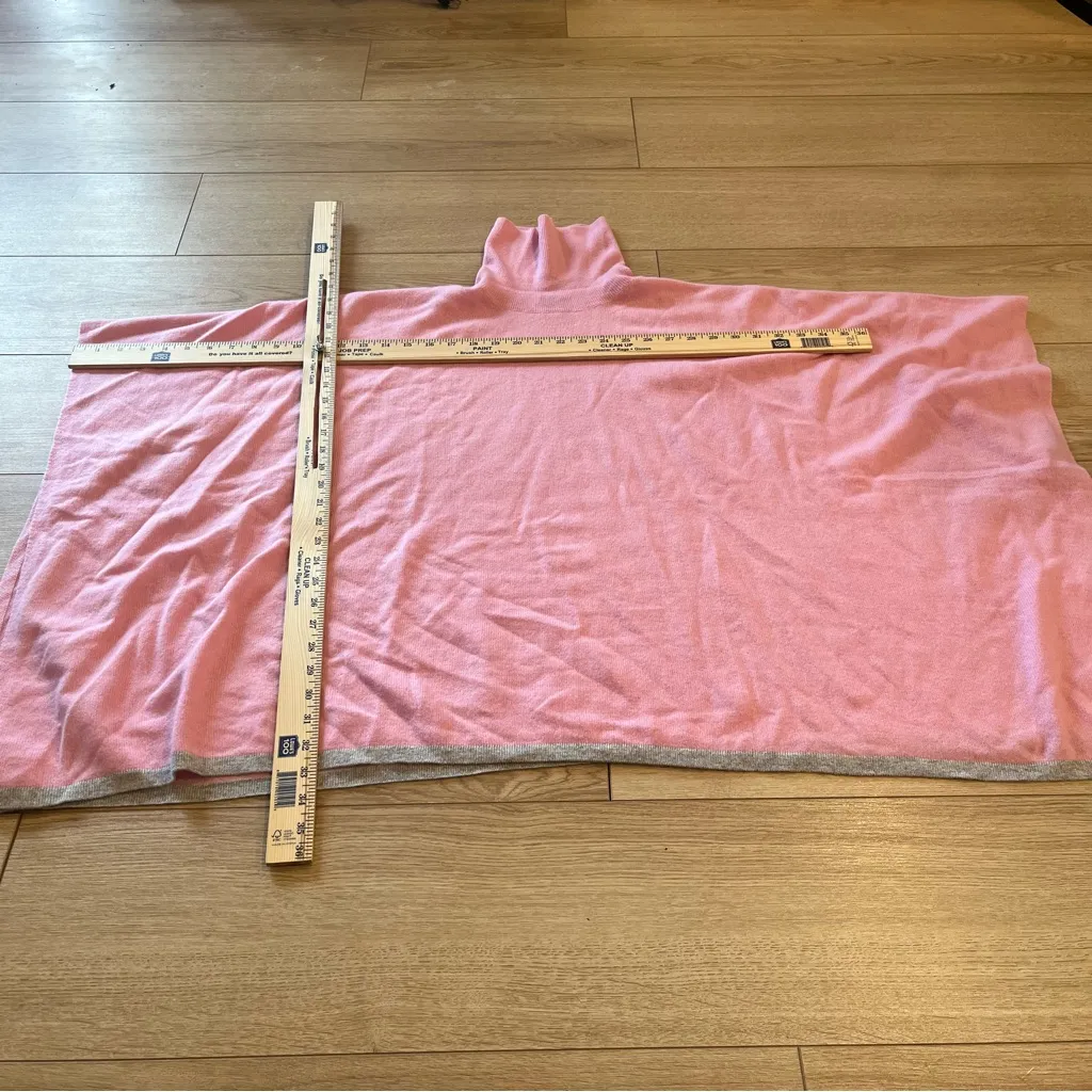 J. McLaughlin Light Pink Turtleneck Cashmere Poncho Gray Trimmed One Size - Image 2