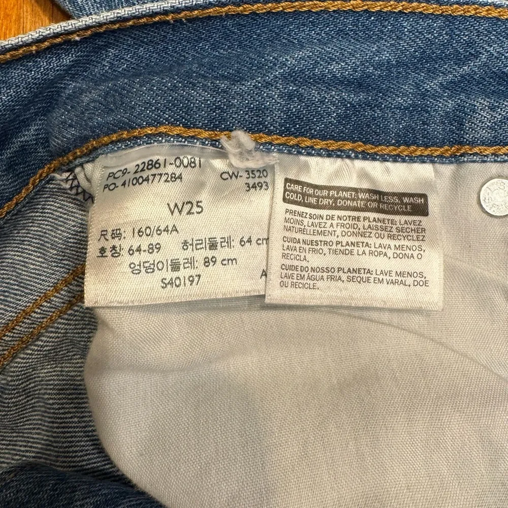 Levi's Premium Wedgie Distressed High Waist Raw Fray Hem Button Fly Jeans Sz 25 - Image 7