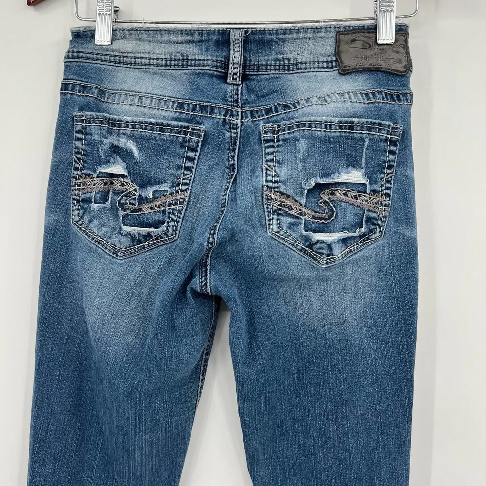 SILVER SUKI MID BOOT Distressed destroyed zipper button blue Jeans Size 27 x 33 - Image 4